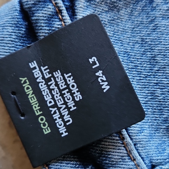 Silver NWT distressed jean shots womans size 24 - Picture 2 of 9